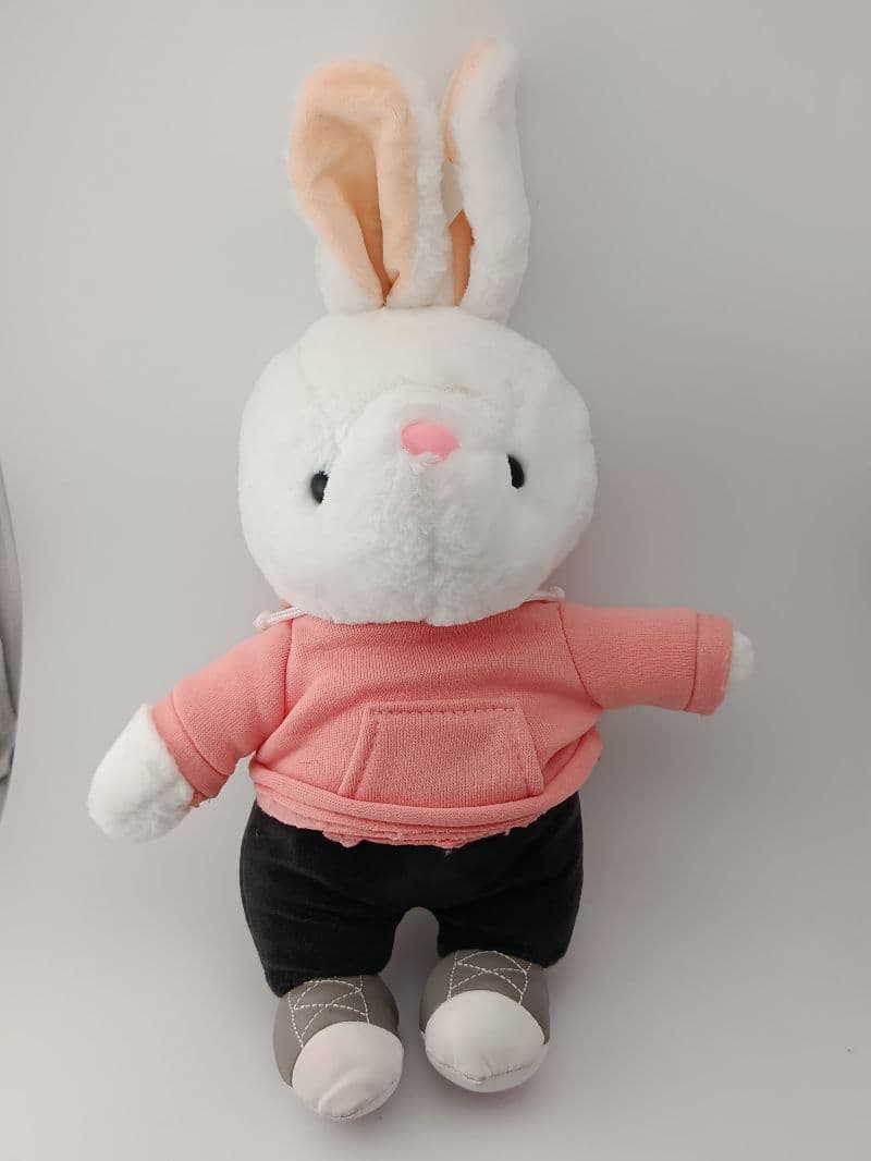 Peluche de conejo con suéter rosado y pantalón