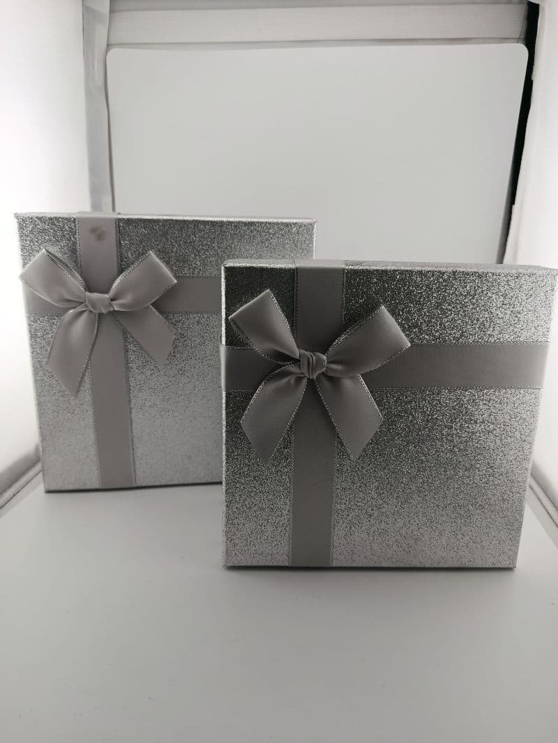 Caja de regalo mediana con lazo de colores
