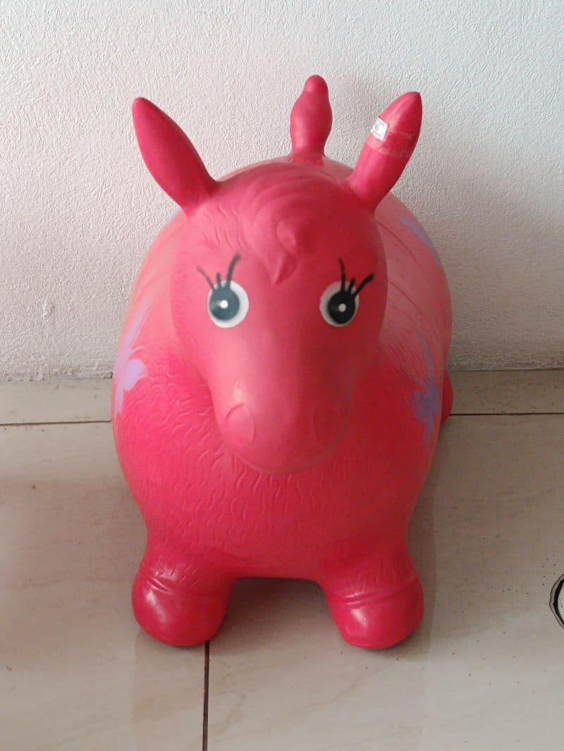 Animal montable inflable para niños, color rosado