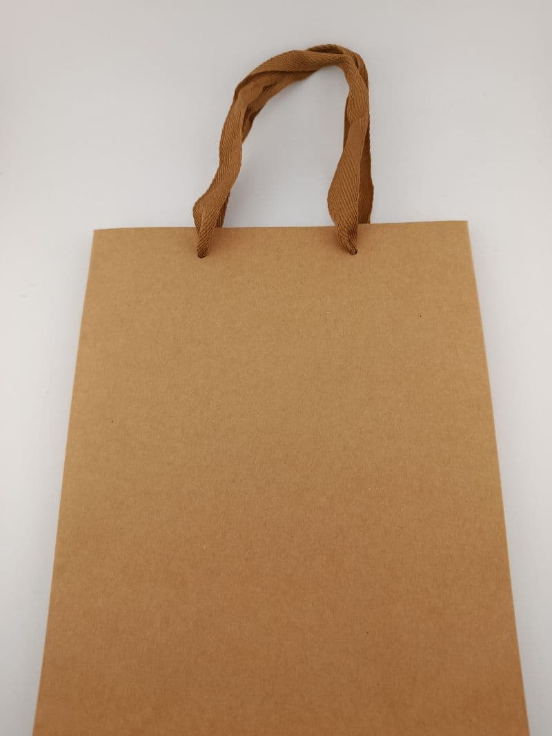 Bolsa de papel kraft con asas trenzadas tamaño mediano