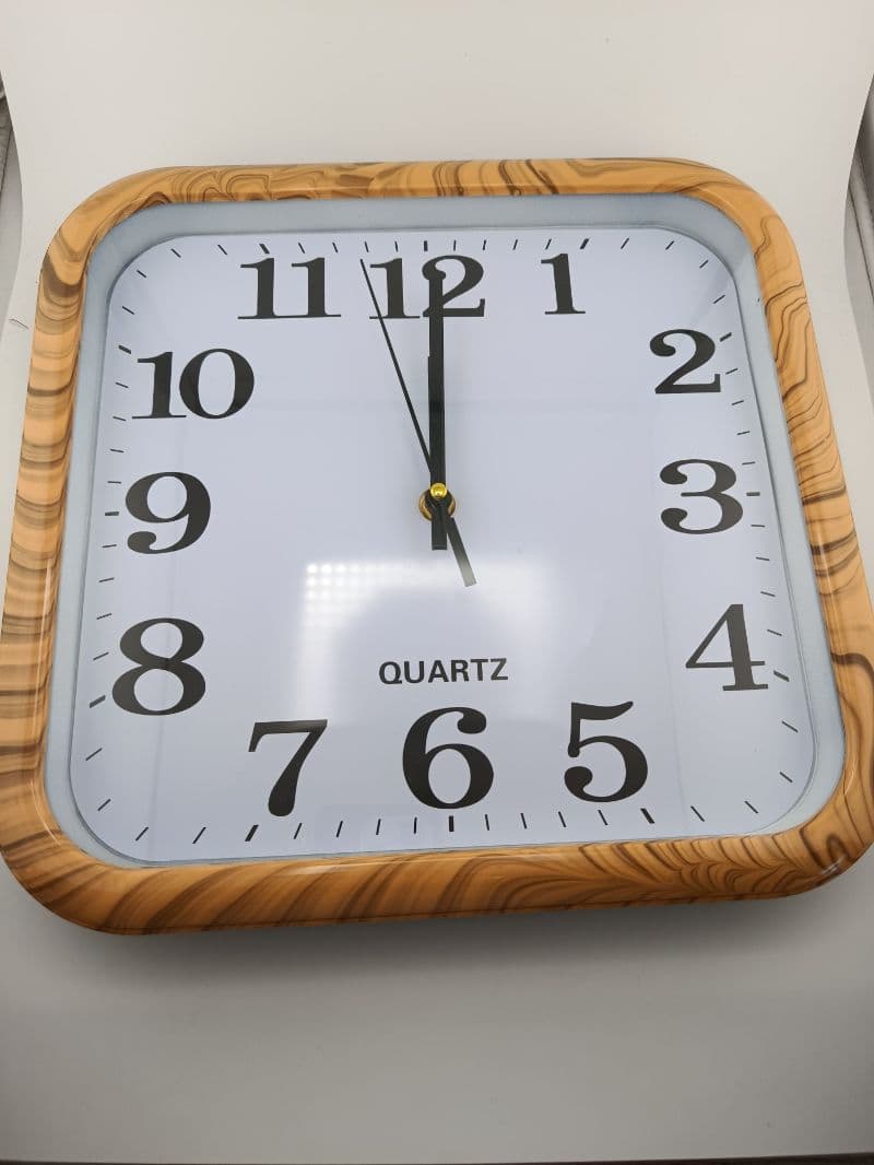 Reloj de pared cuadrado quartz, marco veta café, 29.5 x 28.5 cm