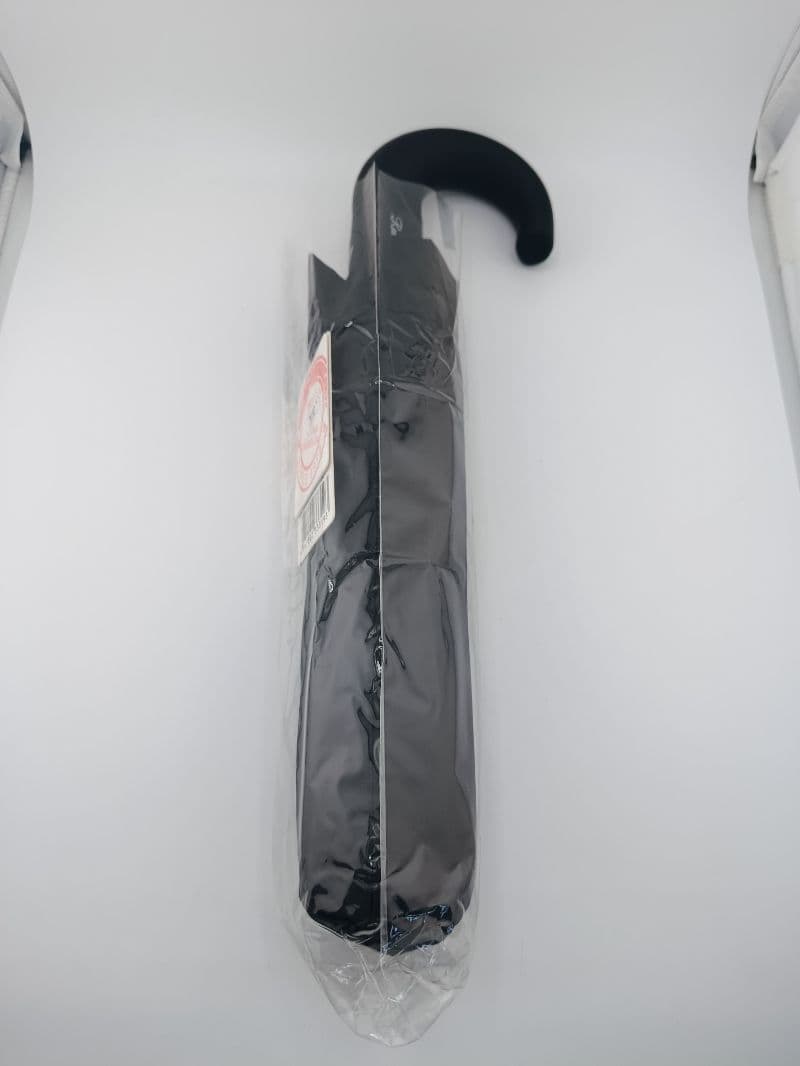 Paraguas plegable negro con mango curvo