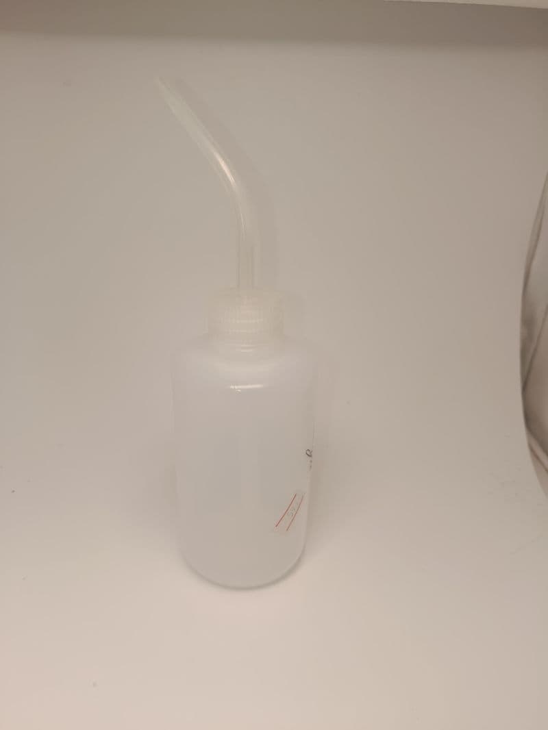 Botella plástica para removedor con boquilla curva