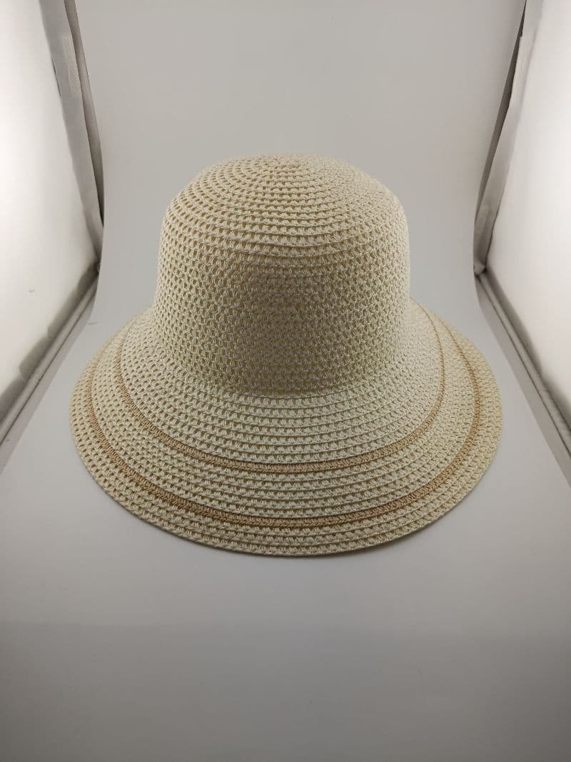 Sombrero de mujer tipo campanita tejido crema