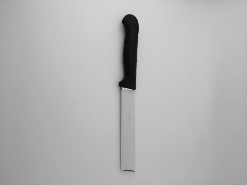 Cuchillo de cocina con mango plástico negro 5"