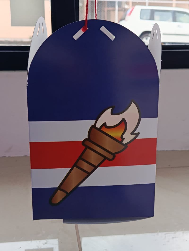 Farol de la Independencia con Diseño de Bandera y Antorcha