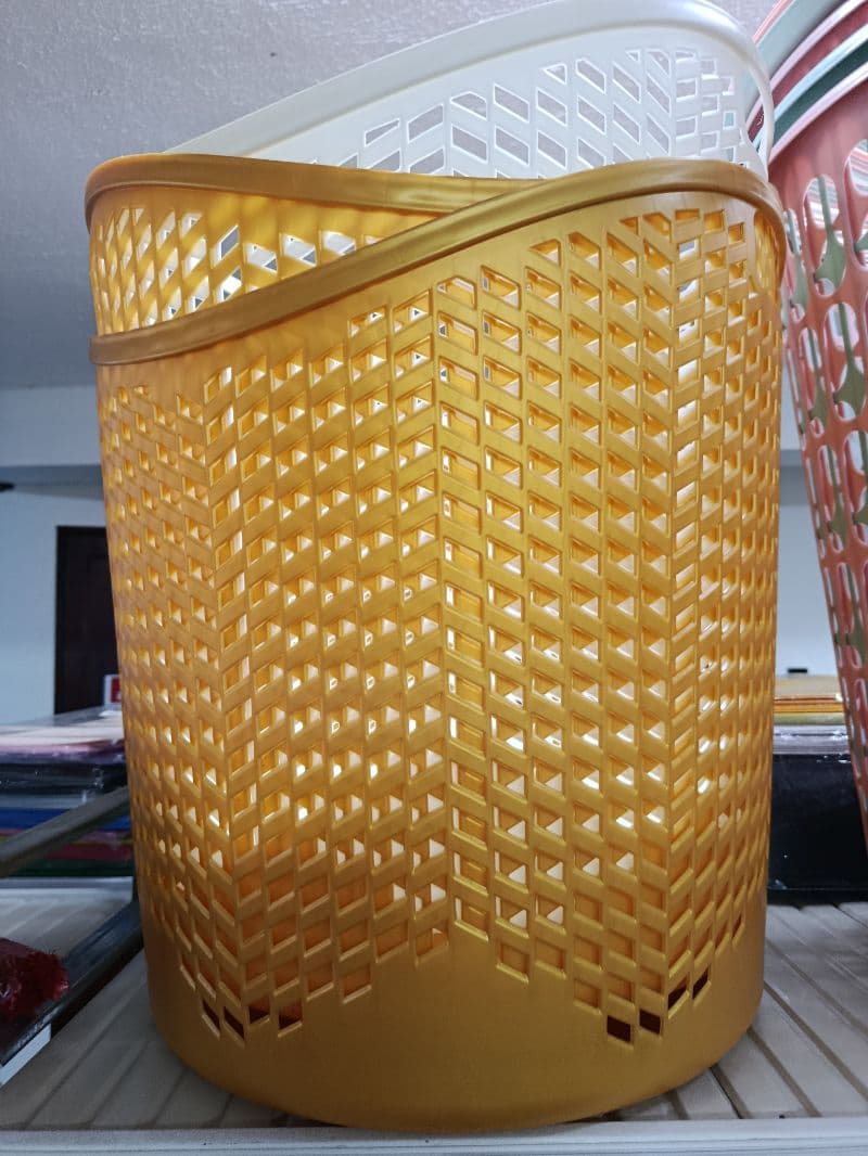 Canasta plástica para ropa 44 cm con diseño calado