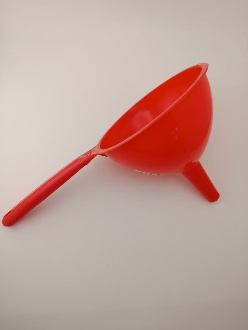 Embudo de plástico rojo con mango