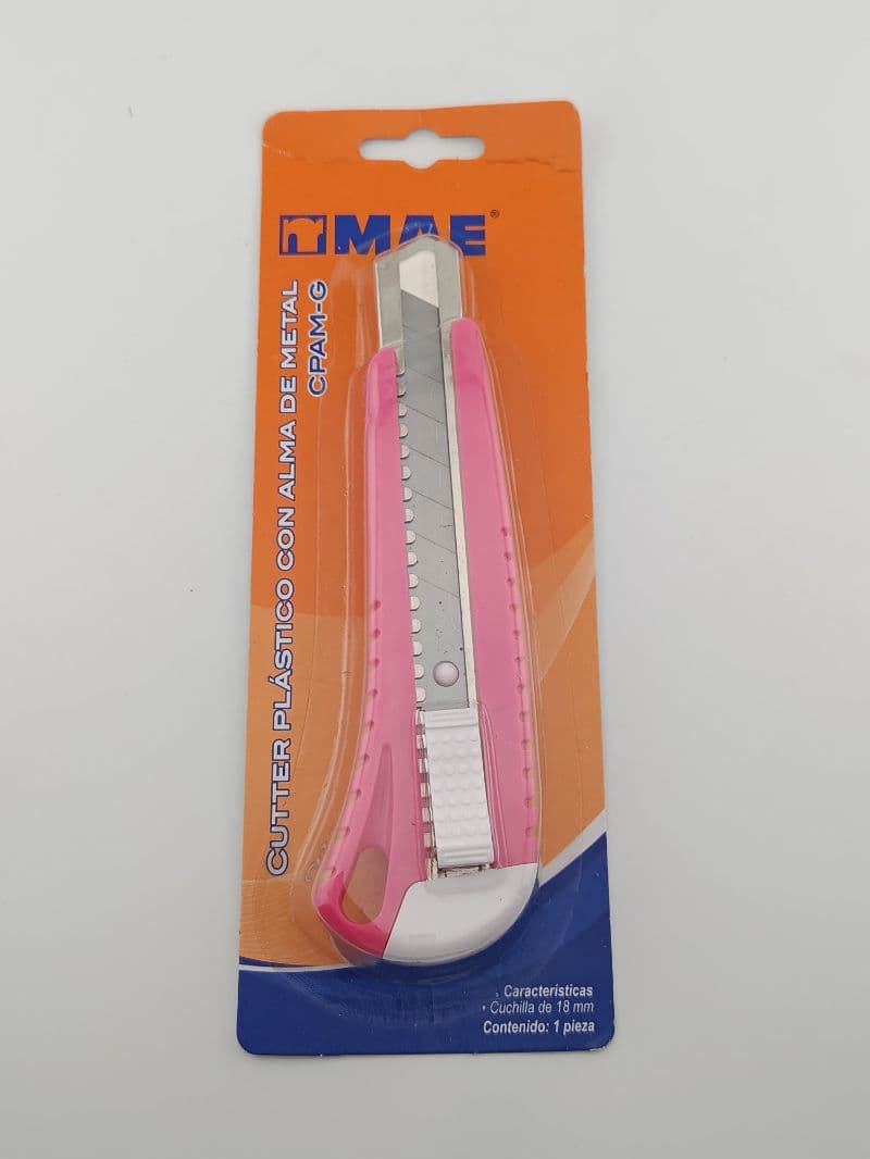 Cutter plástico grande MAE con alma de metal 18 mm