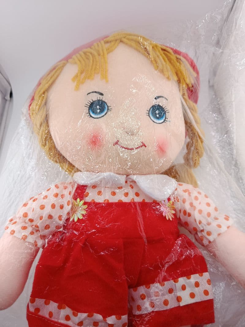 Muñeca de trapo 50 cm con cabello rubio y vestido rojo