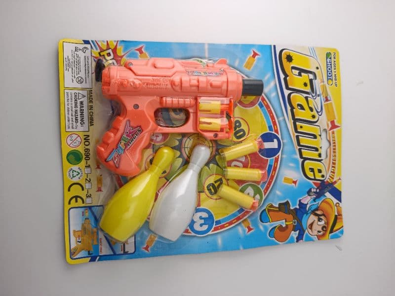 Pistola de juguete con bolos y dardos