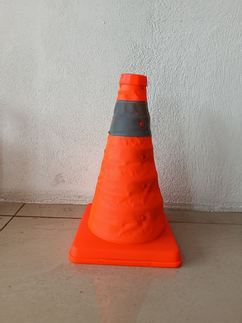 Cono vial naranja plegable de 30 cm con cinta reflectiva