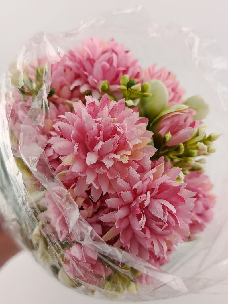 Ramo de flores artificiales rosadas