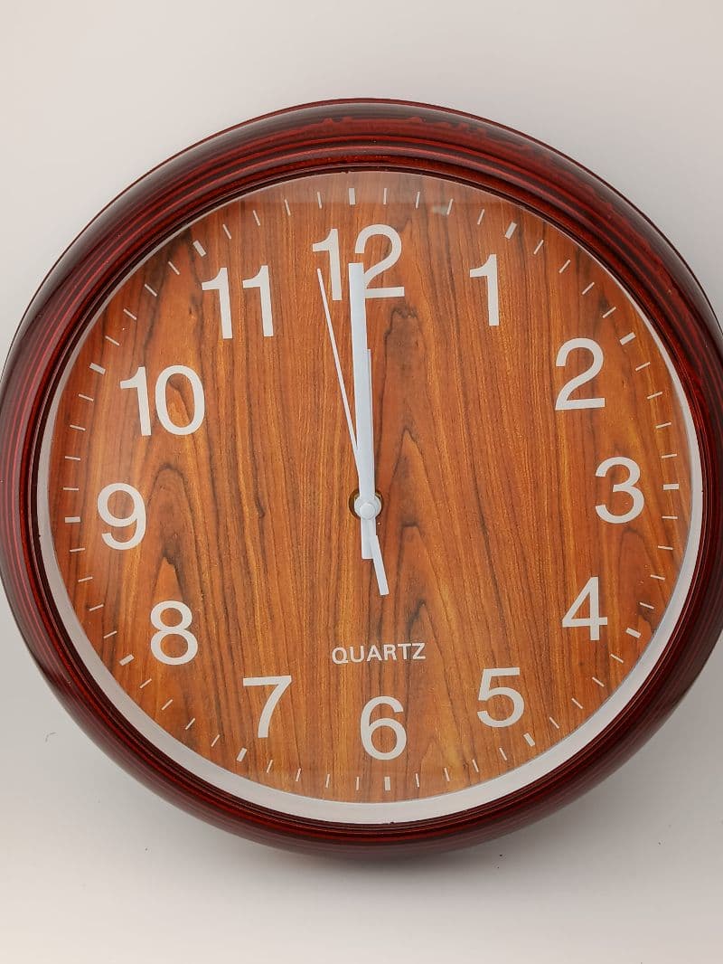 Reloj de Pared Redondo de 29 cm con Acabado Estilo Madera