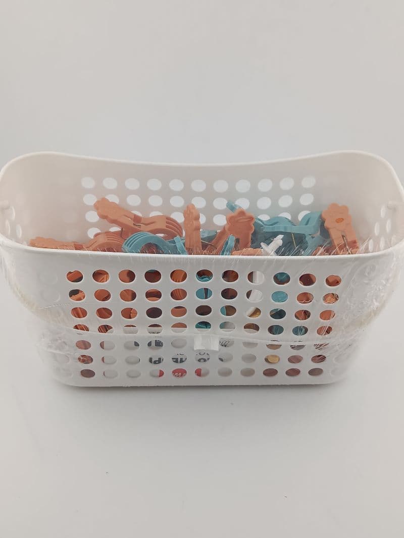 Set de 36 pinzas de ropa plásticas con canasta organizadora