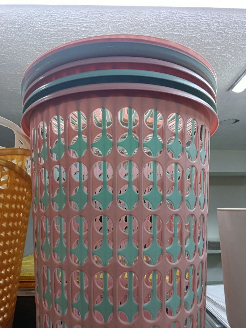 Canasta plástica calada para ropa 60 cm