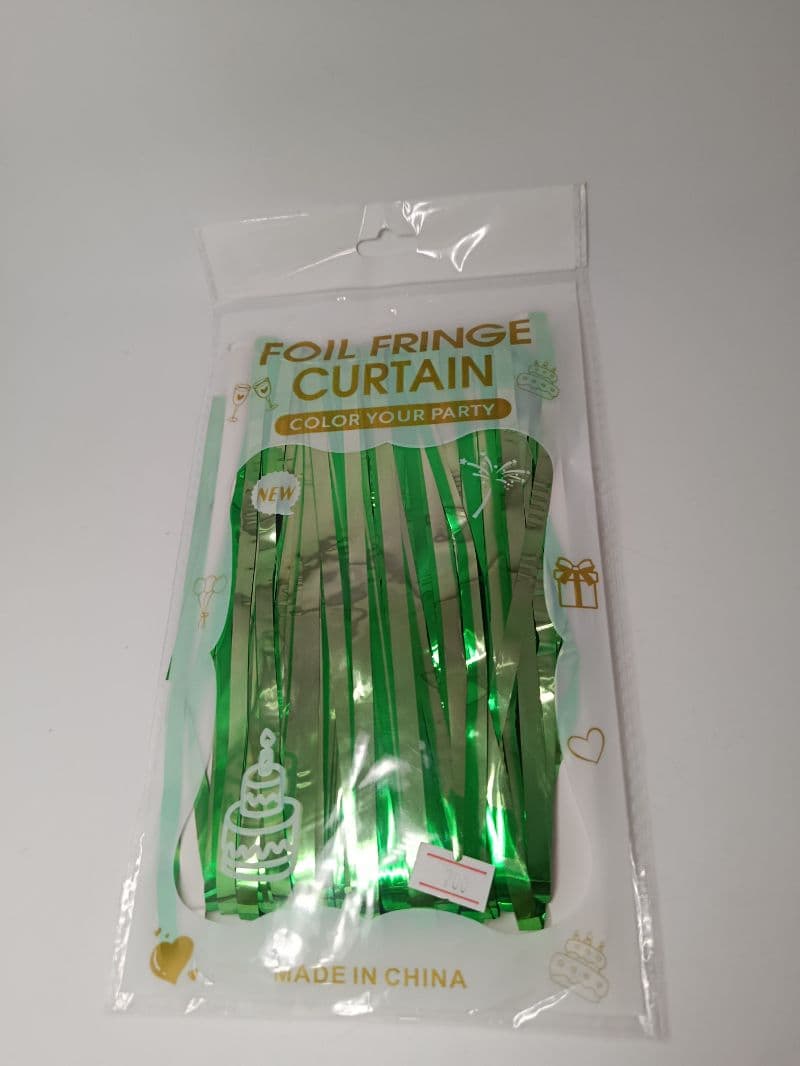 Cortina metálica de flecos verde para fiesta