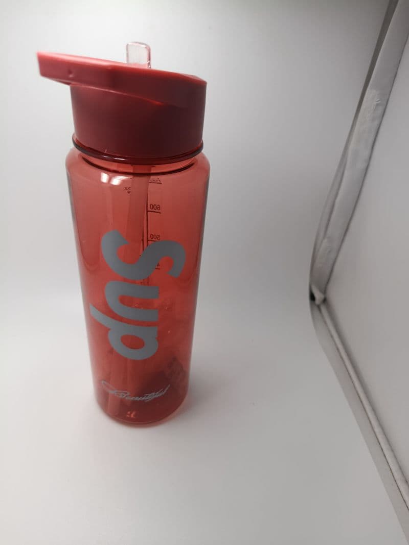 Botella de plástico para agua de 750 ml con pajilla