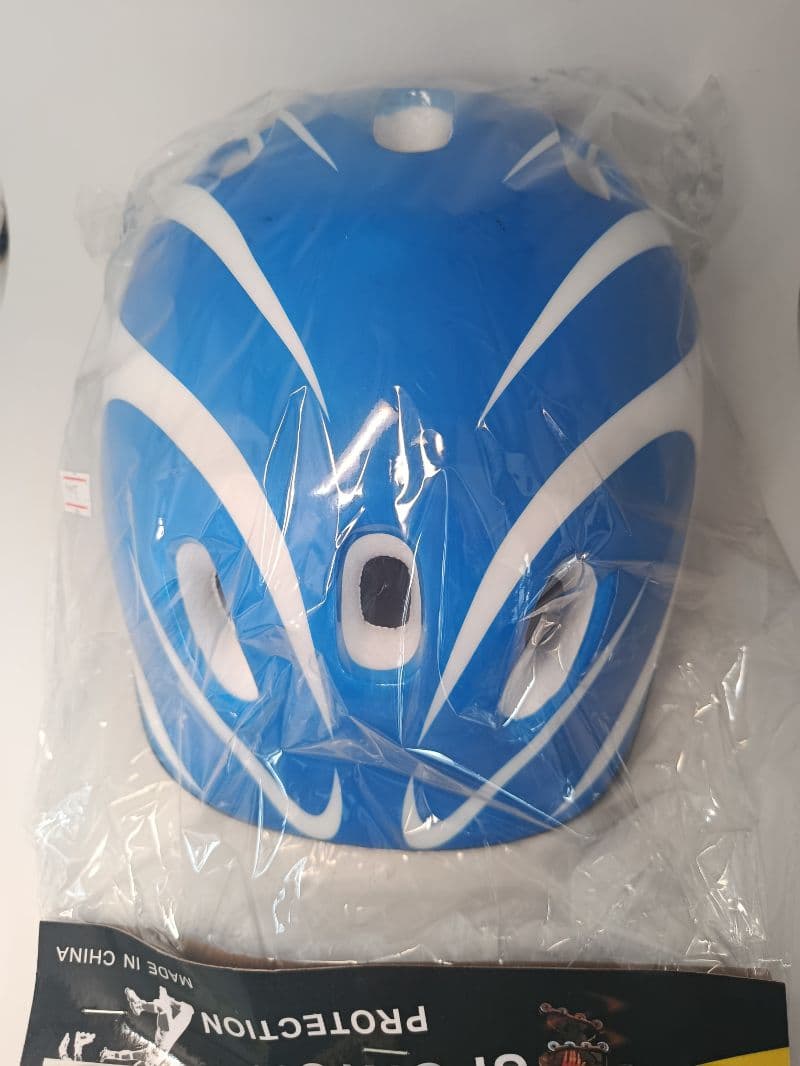Casco Plástico Decorado Azul y Blanco para Deporte