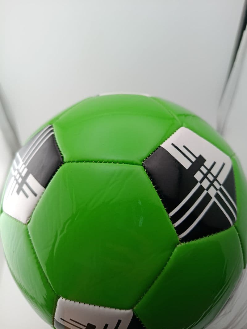 Bola de fútbol número 5 verde con detalles negros