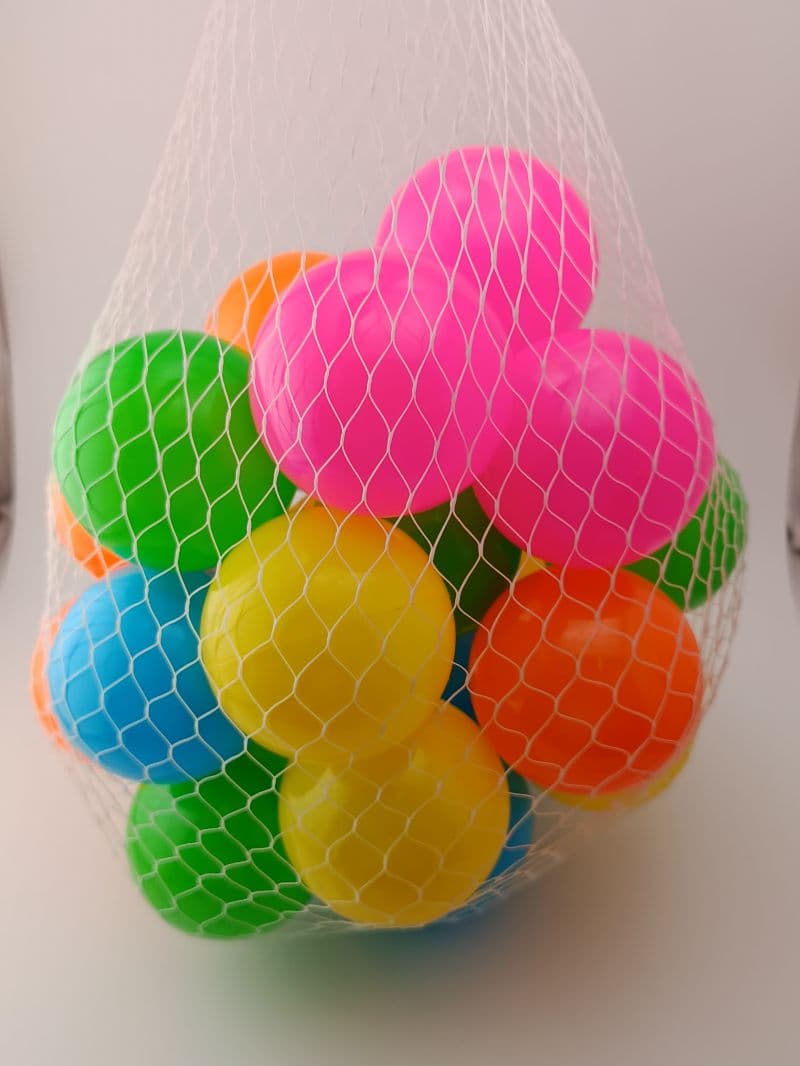 Malla con bolas plásticas de colores