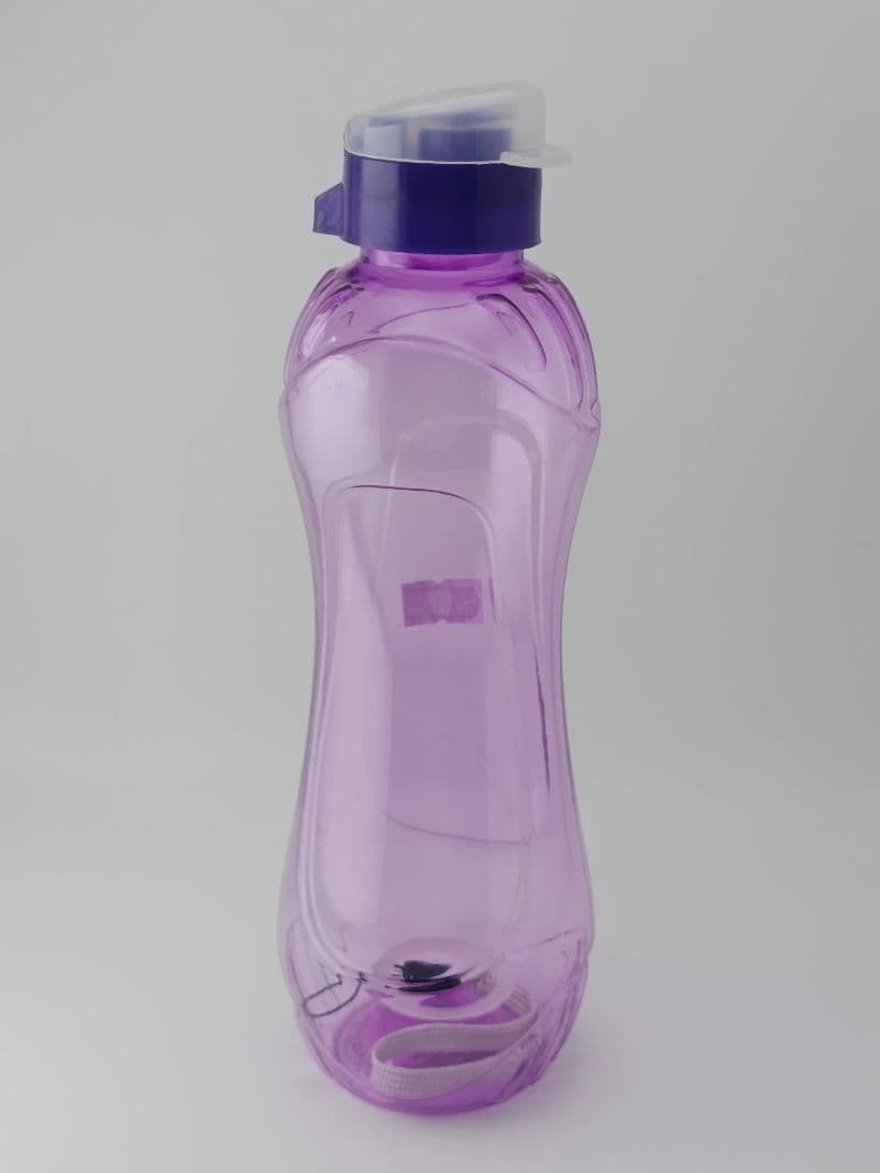 Botella plástica translúcida color morado con correa