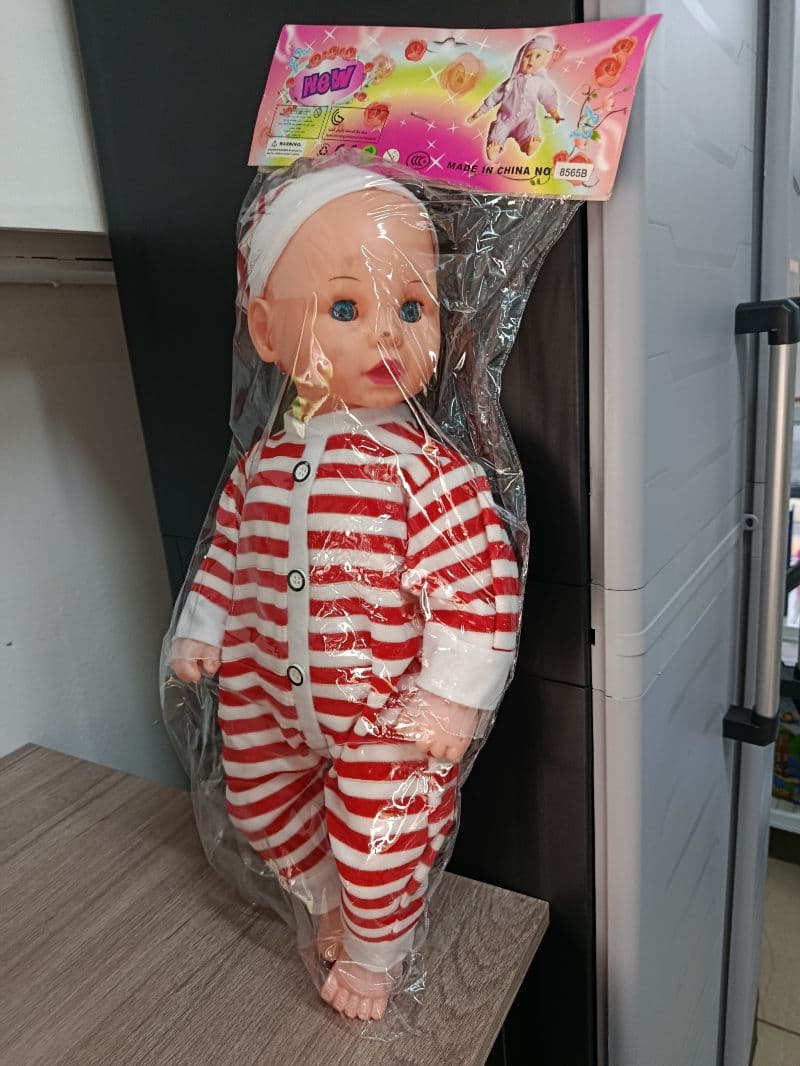 Muñeca de juguete con pijama de rayas