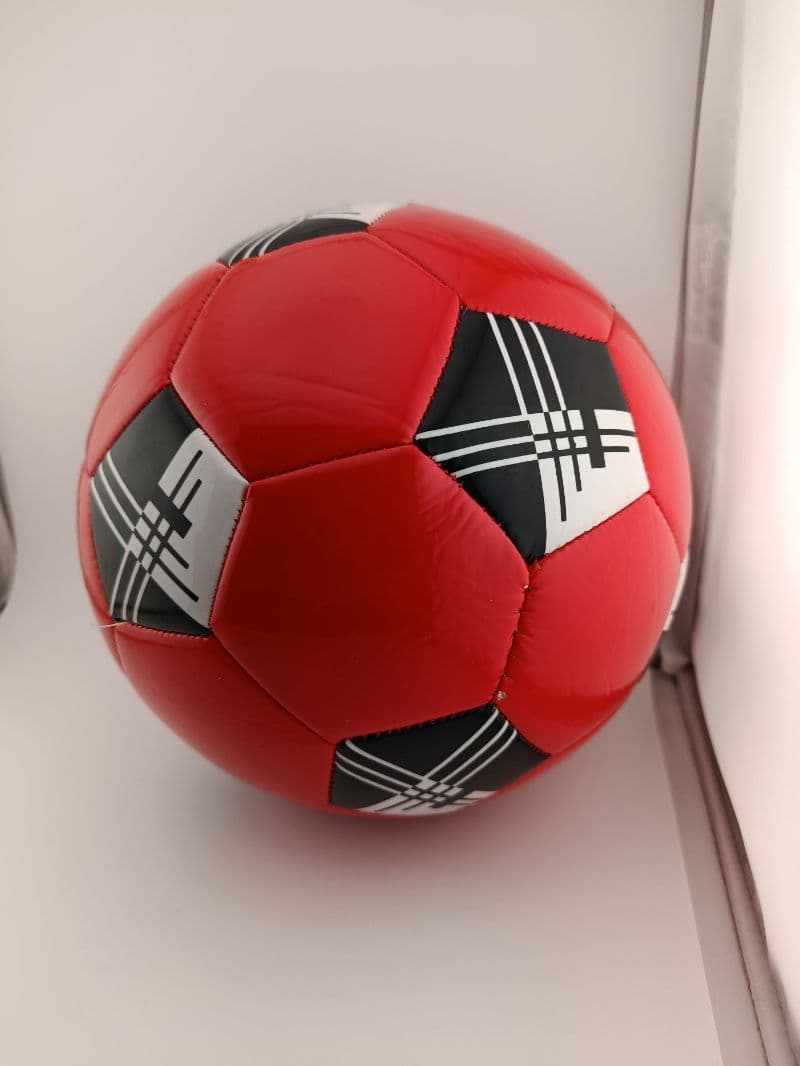 Balón de fútbol número 5 rojo y negro