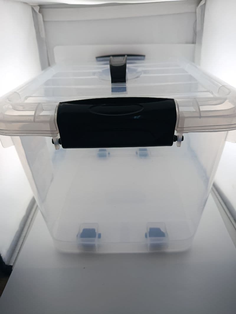 Caja plástica transparente 25 litros con ruedas y tapa con seguro 42x32x26.5 cm