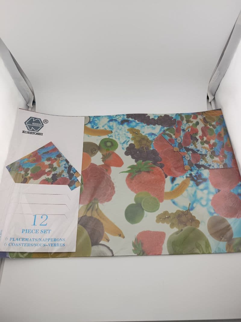 Juego de individuales y posavasos plásticos con decoración de frutas — 12 piezas