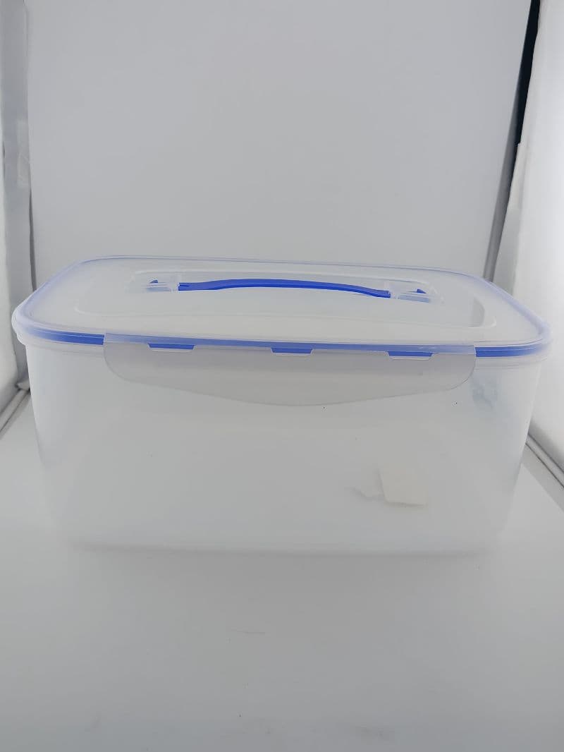 Caja plástica mediana con tapa y asa, transparente