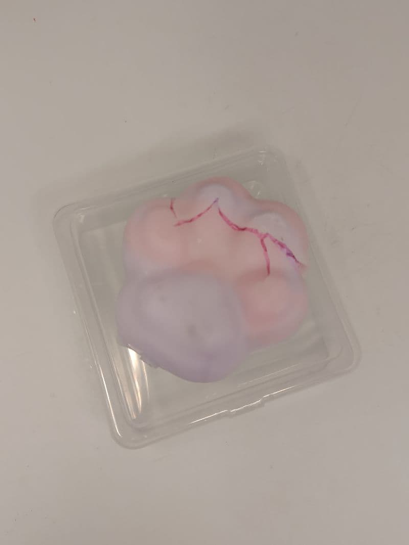 Juguete con forma de huellas en tonos rosa y lila