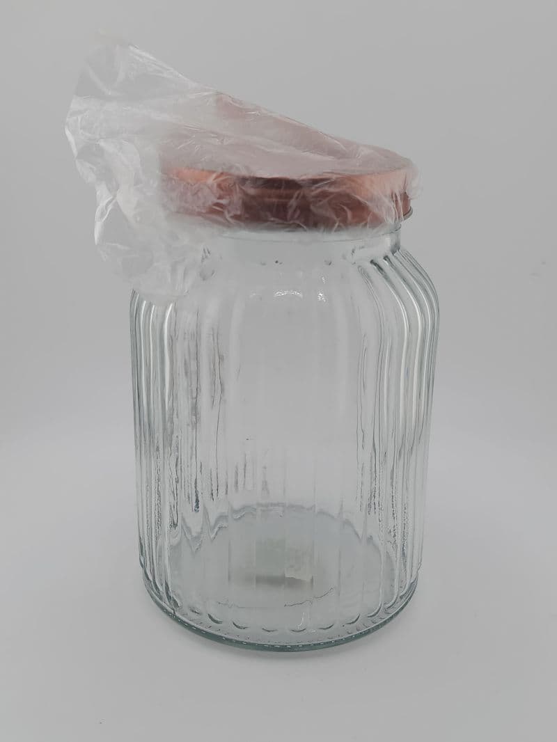 Jarra de vidrio con tapa, cuerpo estriado