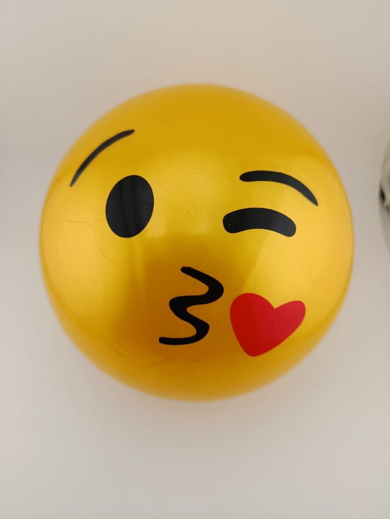 Pelota inflable de hule con diseño de emoji beso