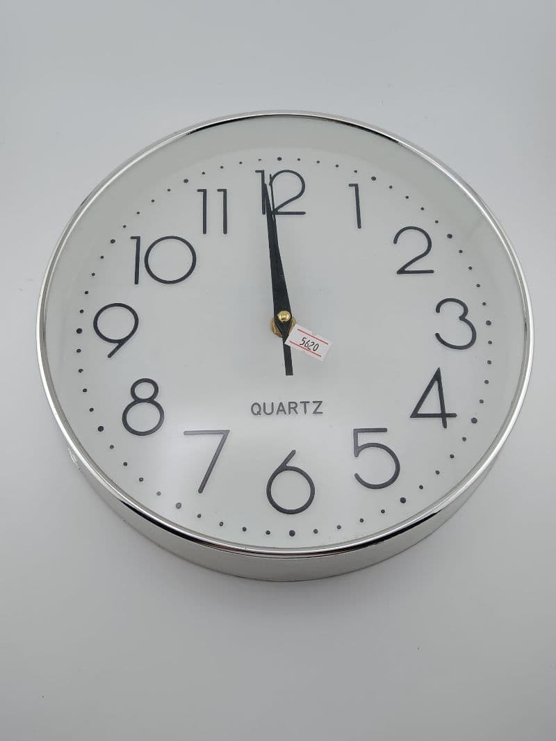Reloj de pared redondo 24 cm con marco metálico plateado
