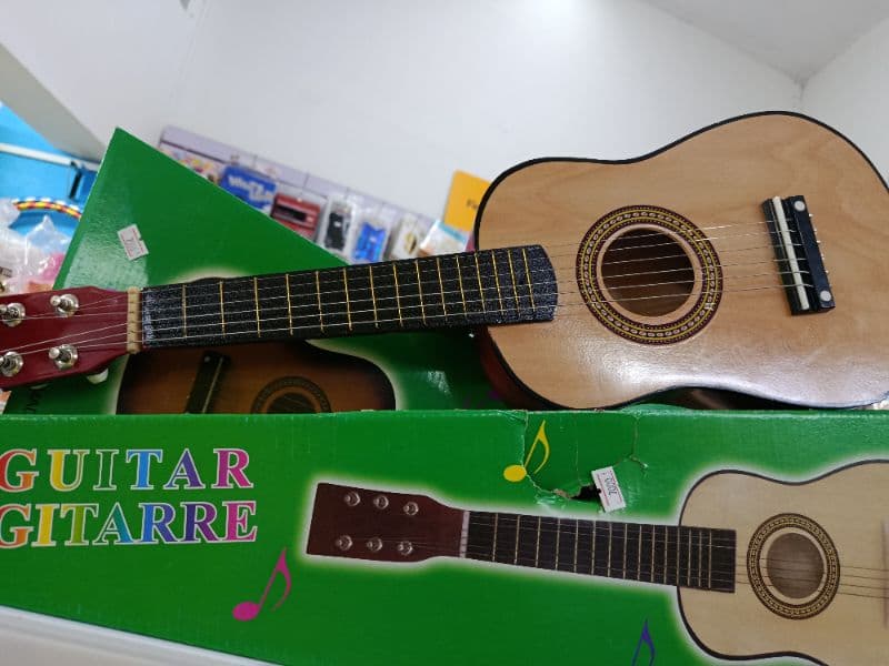 Guitarra de Juguete Tipo Ukelele de 57.5 cm