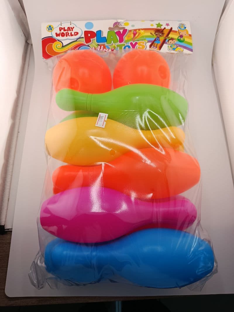 Set de bolos plásticos de colores para niños