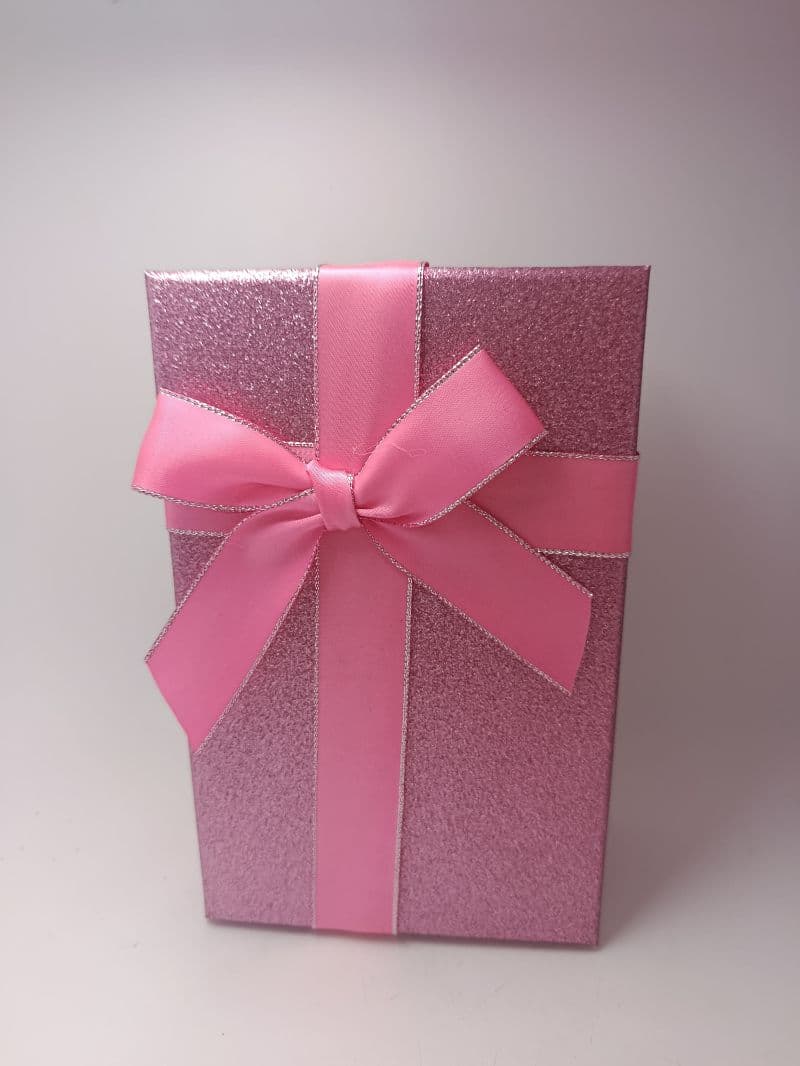 Caja de regalo de cartón rosada con lazo 19 x 12 x 6 cm