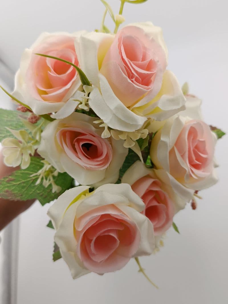 Ramo de flores artificiales rosas rosadas y crema