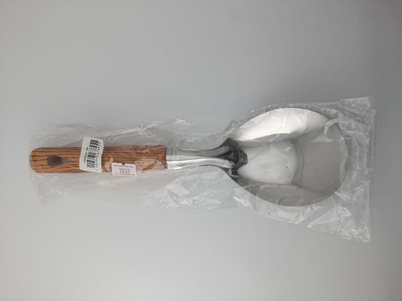 Cucharón de Metal con Mango Tipo Madera de 27 cm