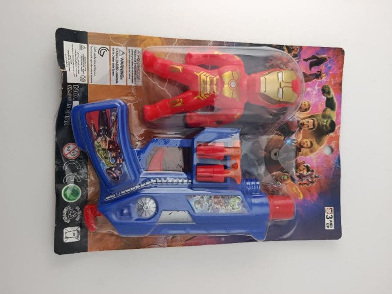 Muñeco de superhéroe con pistola lanzadora de dardos