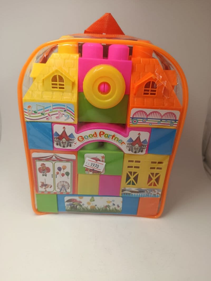 Bloques de construcción de plástico en mochila