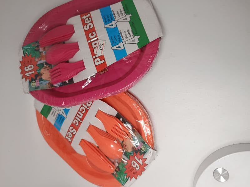 Set Picnic de Platos y Cubiertos Plásticos (16 piezas)