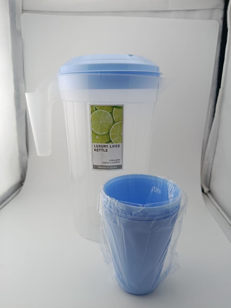 Pichel de plástico de 2.4 litros con 4 vasos