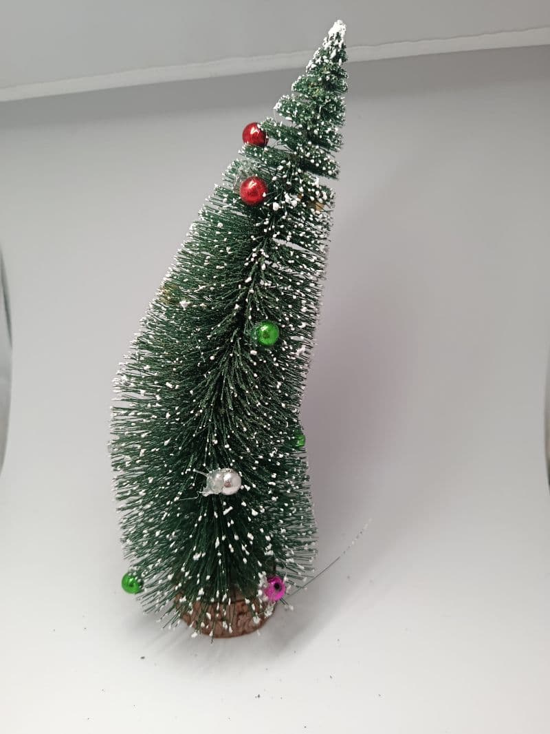 Árbol Navideño Decorativo con Nieve y Esferas 25 cm