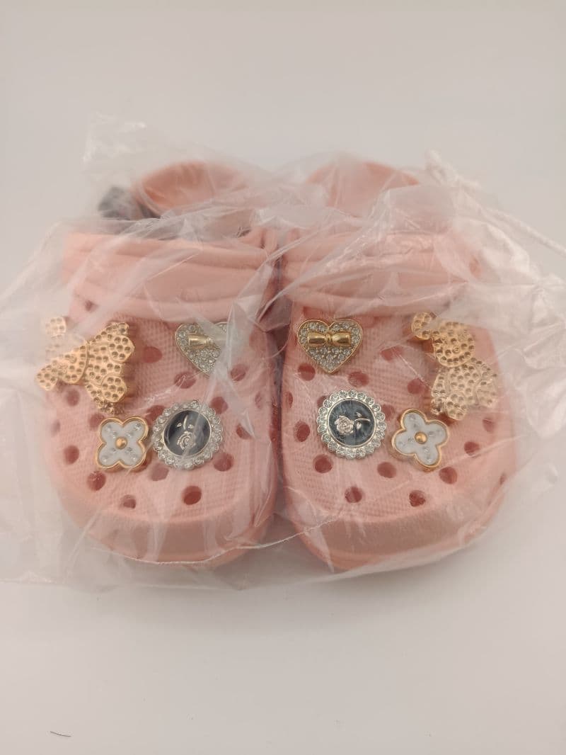 Sandalia tipo zueco para niña con decoraciones, tallas 24 a 29