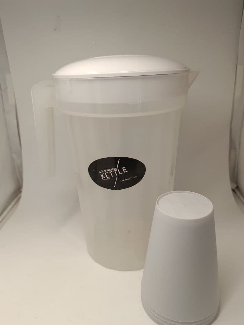 Pichel plástico de 2.4 litros con 4 vasos y tapa