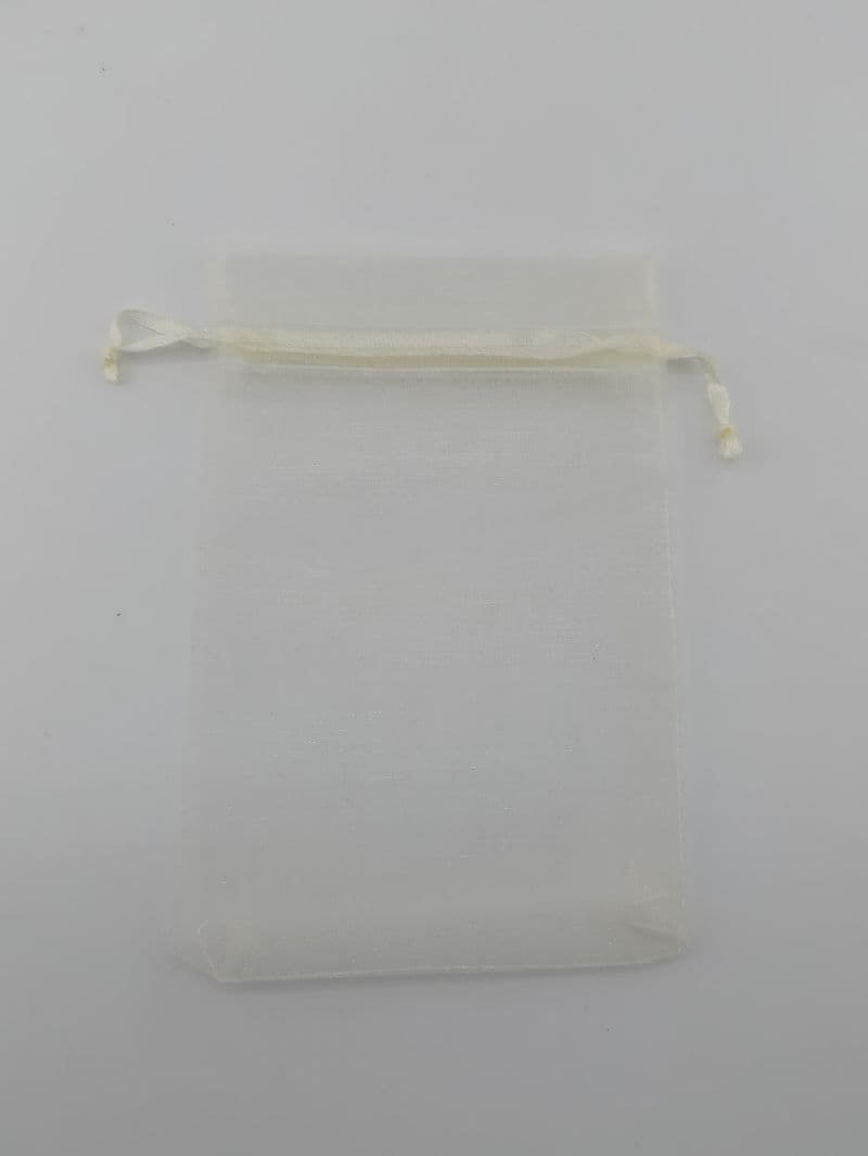 Bolsita de organza mini color beige con cordón