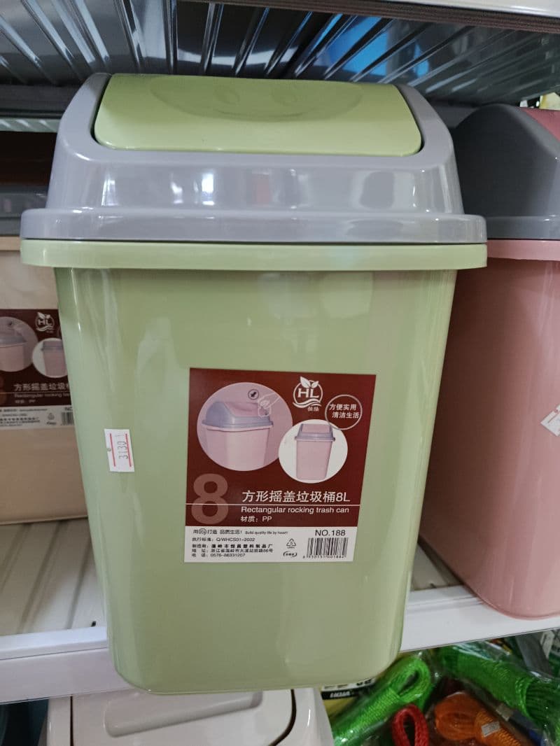 Basurero plástico rectangular con tapa de vaivén de 8 litros
